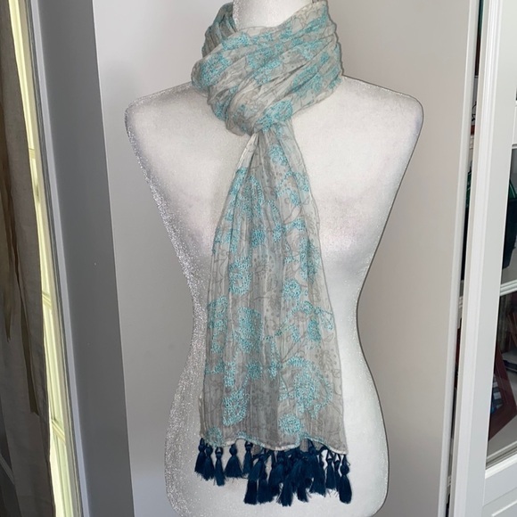 American Eagle White Gray Teal Embroidered Whimsical Wild Flowers Tassels Scarf - Picture 12 of 17